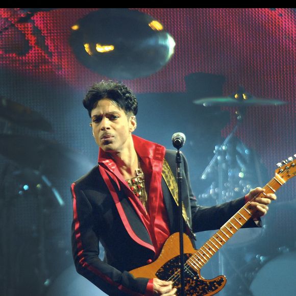 C'est donc les demi-frères et soeurs du chanteur qui finissaient par se mettre d'accord et touchaient l'héritage en 2022.

Prince en concert au Sportpaleis, Anvers, Pays-Bas, le 8 novembre 2010. Photo de Carline Vandercruysen/LFI/ABACAPRESS.COM