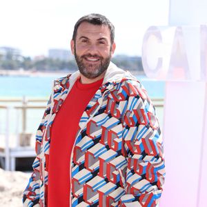 Laurent Ournac lors du photo call de ''Camping paradis' sur la plage du Majestic lors de la 7eme saison de 'CanneSeries' à Cannes le 6 Avril 2024
Denis Guignebourg/BestImage