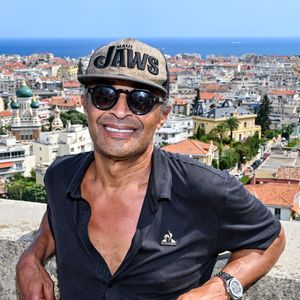 Il a confirmé avoir "morflé" mais aller mieux

Yannick Noah, l'ancien champion de tennis français et chanteur, est mis à l'honneur à Nice dans le club de Tennis où il a fait son sport étude, le Nice LTC qui va baptiser son court central de son nom en présence de ses copains de classe, le 11 juillet 2026. © Bruno Bebert/Bestimage