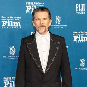 Le 6 février 2026, Santa Barbara, Californie, USA : Ethan Hawke est sur le tapis rouge en tant que récipiendaire du prix American Riviera 2026 lors du 41ème Festival international du film de Santa Barbara (SBIFF), qui s'est tenu au théâtre historique Arlington dans le centre-ville de Santa Barbara, CA. © Amy Katz/ZUMA Press Wire/Bestimage