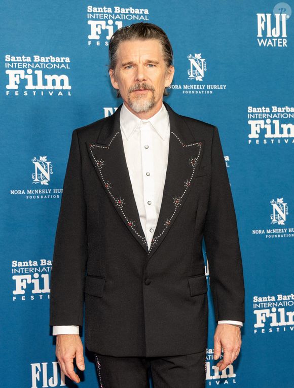 Le 6 février 2026, Santa Barbara, Californie, USA : Ethan Hawke est sur le tapis rouge en tant que récipiendaire du prix American Riviera 2026 lors du 41ème Festival international du film de Santa Barbara (SBIFF), qui s'est tenu au théâtre historique Arlington dans le centre-ville de Santa Barbara, CA. © Amy Katz/ZUMA Press Wire/Bestimage