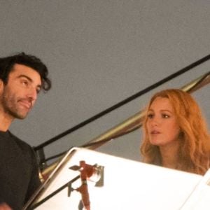 Los Angeles, CA - EXCLUSIF - Blake Lively et Justin Baldoni ont été aperçus en train de tourner une scène sur un toit où on les voit discuter. La production a été interrompue en juin dernier en raison de la grève des scénaristes, mais le tournage a repris début 2024.