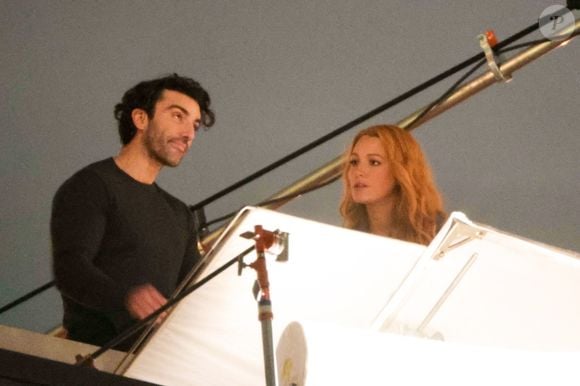 Los Angeles, CA - EXCLUSIF - Blake Lively et Justin Baldoni ont été aperçus en train de tourner une scène sur un toit où on les voit discuter. La production a été interrompue en juin dernier en raison de la grève des scénaristes, mais le tournage a repris début 2024.