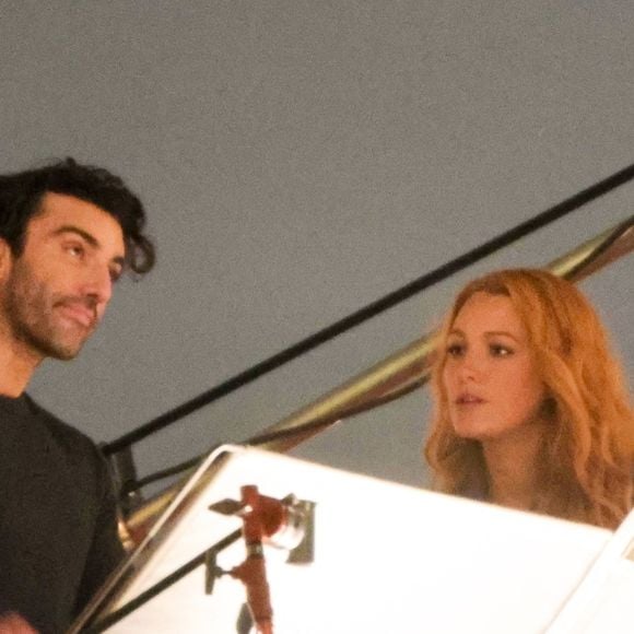 Los Angeles, CA - EXCLUSIF - Blake Lively et Justin Baldoni ont été aperçus en train de tourner une scène sur un toit où on les voit discuter. La production a été interrompue en juin dernier en raison de la grève des scénaristes, mais le tournage a repris début 2024.