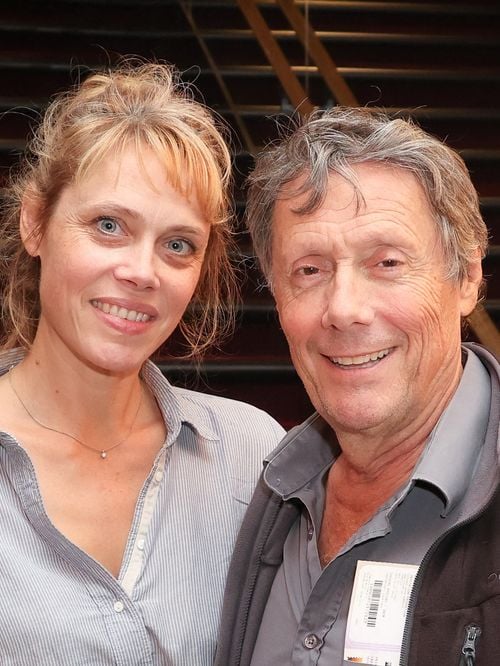 Antoine de Maximy pose avec Magali, de 20 ans sa cadette, lors d’un événement très prisé à Paris