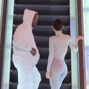 Kanye West et Bianca Censori à l'aéroport Haneda à Tokyo, au Japon, en route pour Los Angeles, le 30 janvier 2025. 

Photo : Backgrid USA / Bestimage