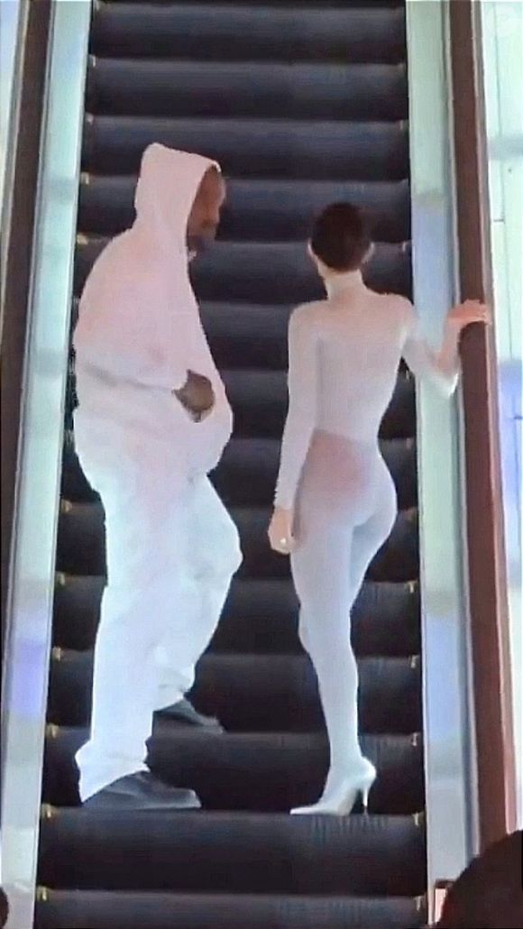 Kanye West et Bianca Censori à l'aéroport Haneda à Tokyo, au Japon, en route pour Los Angeles, le 30 janvier 2025. 

Photo : Backgrid USA / Bestimage