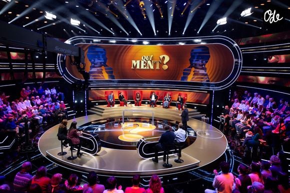 "Qui ment ?" sera diffusé jeudi 23 juillet à 21h10.
Exclusif - Bruno Guillon, Lola Dubini, Bruno Solo, Gil Alma, Max Boublil, Anne Roumanoff, Florent Peyre en backstage de l'enregistrement de l'émission "Qui Ment?" présentée par B.Guillon et diffusée le le 23 juillet 2026 sur France 2, à Saint-Denis, Seine Daint-Denis, France, le 24 novembre 2025. © Jeremy Melloul/Bestimage