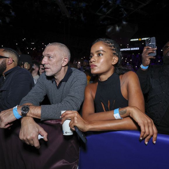 En couple depuis plus d'un an, Vincent Cassel et Narah Baptista ont choisi de dévoiler leur relation au public en janvier 2024, lors du défilé AMI à la Fashion Week de Paris.

Vincent Cassel et sa compagne Narah Baptista - Célébrités assistent aux combats de MMA, Professional Fighters League Europe (PFL) à l’accord Arena de Bercy à Paris le 7 mars 2024. © PFL Europe via Bestimage
