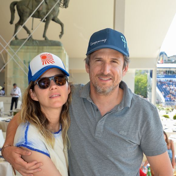 Exclusif - Marion Cotillard et son compagnon Guillaume Canet dans la tente VIP lors du Longines Paris Eiffel Jumping au Champ de Mars à Paris, le samedi 6 juillet 2019. © Veeren Ramsamy/Bestimage