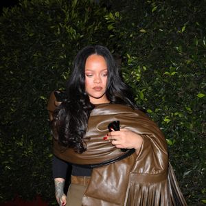 Il s'agit d'une immense propriété située dans l'un des quartiers les plus huppés de Los Angeles, que la chanteuse s'est offert il y a quelques années pour près de 14 millions de dollars.

Rihanna à Santo Monica.

Photo : Backgrid USA / Bestimage