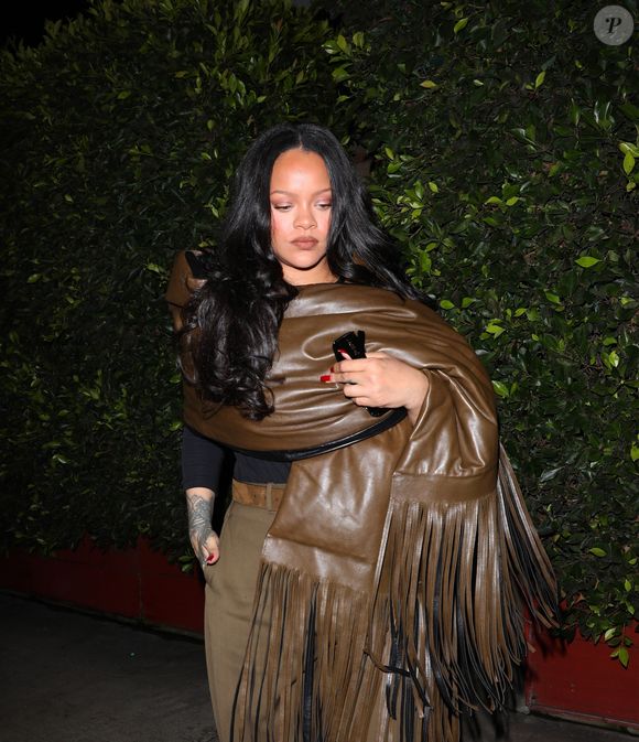 Il s'agit d'une immense propriété située dans l'un des quartiers les plus huppés de Los Angeles, que la chanteuse s'est offert il y a quelques années pour près de 14 millions de dollars.

Rihanna à Santo Monica.

Photo : Backgrid USA / Bestimage