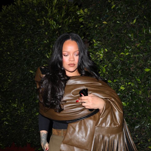 Il s'agit d'une immense propriété située dans l'un des quartiers les plus huppés de Los Angeles, que la chanteuse s'est offert il y a quelques années pour près de 14 millions de dollars.

Rihanna à Santo Monica.

Photo : Backgrid USA / Bestimage