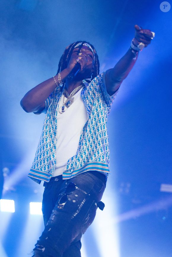 Le rappeur ne s'est pas envolé pour des vacances, mais pour un autre engagement professionnel : le concert "Urban Show".

Gazo, en concerts lors du festival Solidays 2022 à l'Hippodrome de Longchamp à Paris le 24 juin 2022.

© Jeremy Melloul / Bestimage