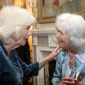 La disparition de Jilly Cooper a fortement bouleversé la reine Camilla.

La reine Camilla et Dame Jilly Cooper lors d'une réception à Clarence House, Londres, pour des auteurs, des membres de la communauté littéraire et des représentants de la Queen's Reading Room, pour célébrer le lancement de la Queen's Reading Room Medal, une nouvelle médaille conçue pour reconnaître les personnes qui défendent les livres et la narration dans leurs communautés locales. Mardi 25 mars 2025. Photo by Chris Jackson/PA Wire/ABACAPRESS.COM