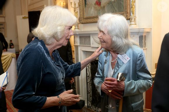 La disparition de Jilly Cooper a fortement bouleversé la reine Camilla.

La reine Camilla et Dame Jilly Cooper lors d'une réception à Clarence House, Londres, pour des auteurs, des membres de la communauté littéraire et des représentants de la Queen's Reading Room, pour célébrer le lancement de la Queen's Reading Room Medal, une nouvelle médaille conçue pour reconnaître les personnes qui défendent les livres et la narration dans leurs communautés locales. Mardi 25 mars 2025. Photo by Chris Jackson/PA Wire/ABACAPRESS.COM