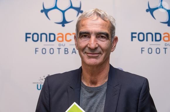 Raymond Domenech n'est donc plus célibataire ! 
Raymond Domenech lors de la conférence de lancement de la Fondation du football au siège de la Fédération Française de Football à Paris, le 2 octobre 2014.
©LIONEL URMAN  / BESTIMAGE