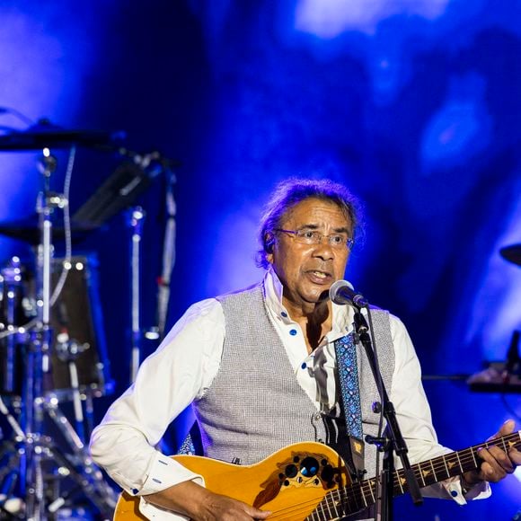 Le concert a été l’occasion pour Voulzy de revisiter ses classiques comme "Rockollection", "Le Soleil Donne" et "Belle-Île-en-Mer"

Exclusif - Laurent Voulzy en concert sur la scène du théâtre de Verdure lors du 41ème Festival de Ramatuelle, le 9 août 2025.   
© Cyril Bruneau / Bestimage