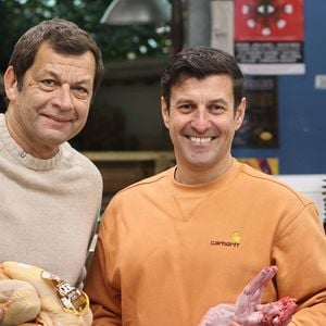 Exclusif - Laurent Mariotte à la rencontre des commerçants du Marché des Capucins à Bordeaux, lors du tournage de son émission culinaire "Les petits plats de Laurent", le 21 janvier 2026.
© Fabien Cottereau / Bestimage