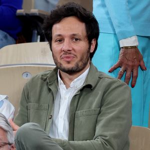 Il a dévoilé une vidéo retraçant l'étape finale de sa construction le jeudi 16 avril 2026 sur YouTube. 

Le chanteur Vianney en tribunes lors des Internationaux de France de Tennis de Roland Garros 2025, à Paris, France, le 6 juin 2025. © Jacovides-Moreau/Bestimage