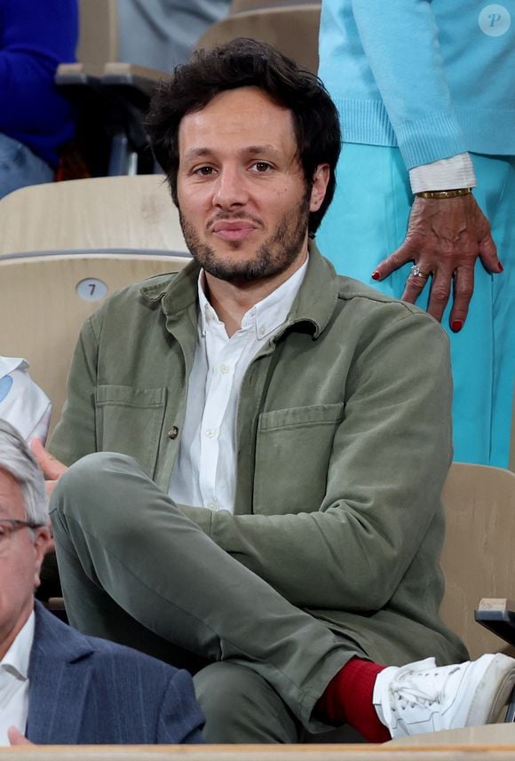 Il a dévoilé une vidéo retraçant l'étape finale de sa construction le jeudi 16 avril 2026 sur YouTube. 

Le chanteur Vianney en tribunes lors des Internationaux de France de Tennis de Roland Garros 2025, à Paris, France, le 6 juin 2025. © Jacovides-Moreau/Bestimage