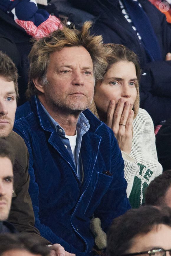 Laurent Delahousse et Alice Taglioni assistent au 1/8e de finale aller de la Ligue des champions 2024-25 au Parc des Princes à Paris, le 5 mars 2025. 

Photo : Cyril Moreau / Bestimage