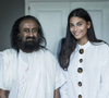 En quête de sens, elle a découvert Art of Living et son fondateur Sri Sri Ravi Shankar alias Guruji. Toute son œuvre est tournée sur la connaissance de soi par le Yoga et la méditation, pratiques que Tatiana Silva intègrent dans sa routine quotidienne. 

Tatiana Silva aux côtés de Sri Sri Ravi Shankar sur Instagram