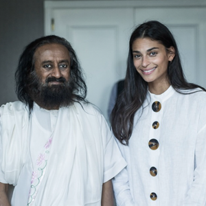 En quête de sens, elle a découvert Art of Living et son fondateur Sri Sri Ravi Shankar alias Guruji. Toute son œuvre est tournée sur la connaissance de soi par le Yoga et la méditation, pratiques que Tatiana Silva intègrent dans sa routine quotidienne.
Tatiana Silva aux côtés de Sri Sri Ravi Shankar sur Instagram