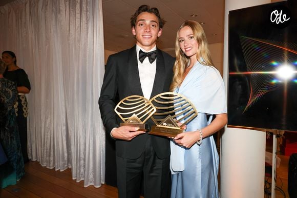 Le champion du monde suédois de saut à la perche, Armand Duplantis, avec sa compagne, le mannequin suédois Desire Inglander lors des World Athletics Awards 2025 à Monaco, le 30 novembre 2025. © Claudia Albuquerque/Bestimage