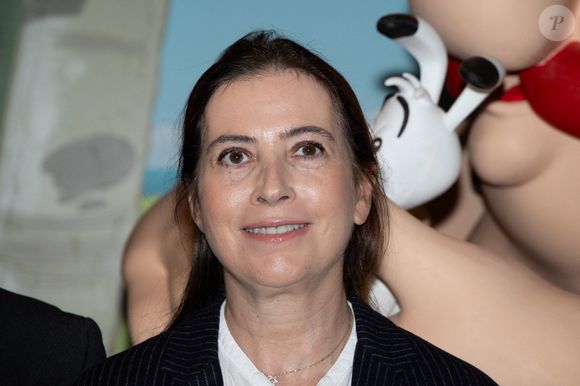 Inconsolable après ce décès brutal, Anne avait pris du poids et voyait sa mère, Gilberte, lutter contre un cancer qui devait finalement l’emporter le 3 février 1994, seize ans après la mort de René Goscinny. Elle aussi avait 51 ans le jour de son décès.

Anne Goscinny assiste à l'occasion du 65ème anniversaire de l'univers d'Astérix et Obélix, Grévin lui consacre une toute nouvelle scène le 22 octobre 2024 à Paris, France. Photo par Nasser Berzane/ABACAPRESS.COM