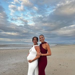 La jeune femme, comblée de bonheur, revenait dans son post sur le mariage de sa grande sœur Pauline, qu’ils venaient tous de célébrer.

Amandine Petit au mariage de sa sœur Pauline. Photos publiées dimanche 14 septembre 2025 © Instagram