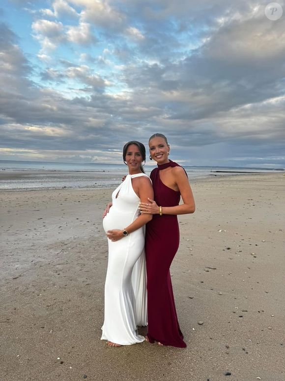 La jeune femme, comblée de bonheur, revenait dans son post sur le mariage de sa grande sœur Pauline, qu’ils venaient tous de célébrer.

Amandine Petit au mariage de sa sœur Pauline. Photos publiées dimanche 14 septembre 2025 © Instagram