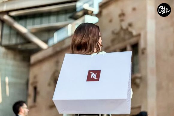 La star de la pop Dua Lipa est devenue la nouvelle égérie de la marque de capsules de café Nespresso, avec un clin d'œil à George Clooney, également ambassadeur de la marque. © Nespresso via Bestimage