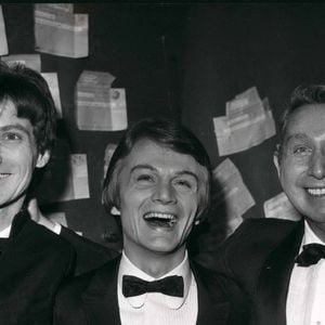 "Le mal aimé" fait désormais le tour du monde

Le 12 décembre 1966, Claude Francois est la vedette du nouveau programme de l'Olympia Claude Francois, dans sa loge entre Charles Trenet (à droite) et Hugues Aufray. Photo par Keystone Press Agency/Keystone USA via ZUMAPRESS.com /ABACAPRESS.COM