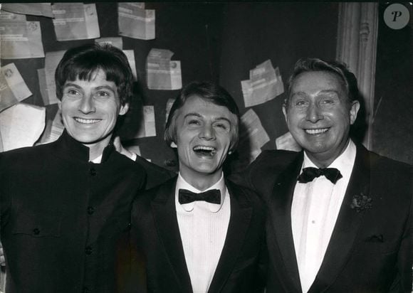 "Le mal aimé" fait désormais le tour du monde

Le 12 décembre 1966, Claude Francois est la vedette du nouveau programme de l'Olympia Claude Francois, dans sa loge entre Charles Trenet (à droite) et Hugues Aufray. Photo par Keystone Press Agency/Keystone USA via ZUMAPRESS.com /ABACAPRESS.COM