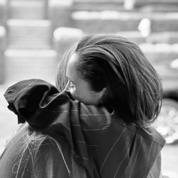 Pour finir, Meghan Markle a partagé ce joli cliché. La duchesse de Sussex serre dans ses bras la championne de tennis, une amitié qui dure depuis près de 15 ans.

Meghan Markle partage des images avec son ami Serena Williams sur Instagram.