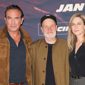 Il s'agit de la seconde collaboration entre Jean Dujardin et le réalisateur Jan Kounen, après "99 francs" en 2007.

Jean Dujardin, Jan Kounen et Marie-Josée Croze à l'avant-première du film "L'Homme qui rétrécit" au cinéma le Grand Rex à Paris, le 6 octobre 2025. 

Photo : Coadic Guirec / Bestimage