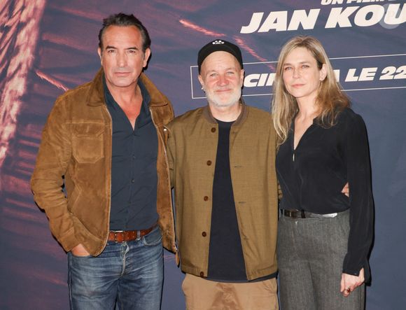 Il s'agit de la seconde collaboration entre Jean Dujardin et le réalisateur Jan Kounen, après "99 francs" en 2007.

Jean Dujardin, Jan Kounen et Marie-Josée Croze à l'avant-première du film "L'Homme qui rétrécit" au cinéma le Grand Rex à Paris, le 6 octobre 2025. 

Photo : Coadic Guirec / Bestimage