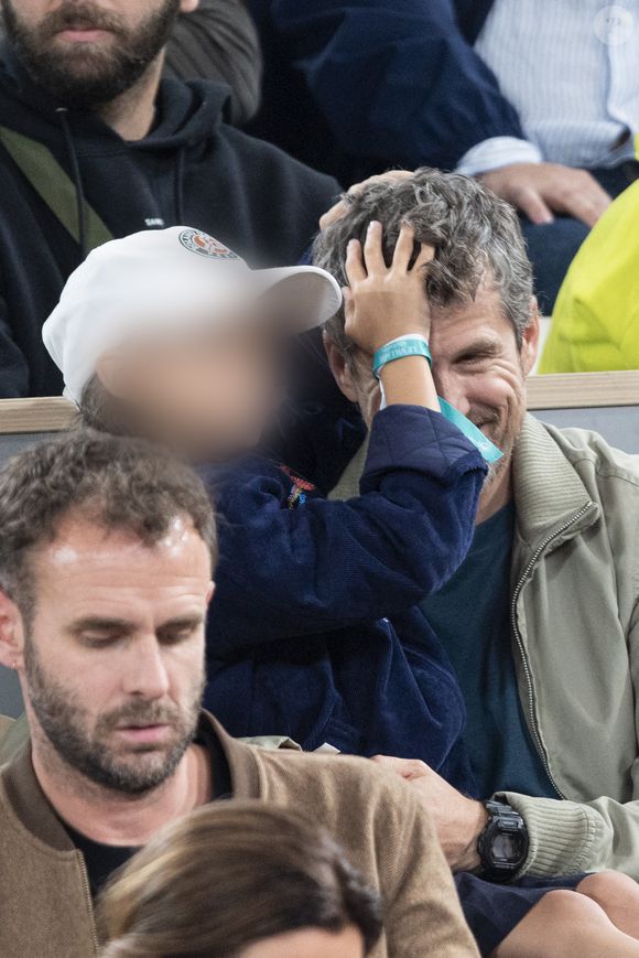 Guillaume Canet et sa fille Louise dans les tribunes lors des Internationaux de France de Tennis de Roland Garros 2025, à Paris, France, le 5 juin 2025. © Jacovides-Moreau/Bestimage