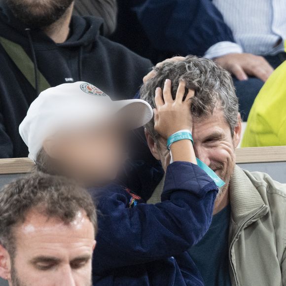Guillaume Canet et sa fille Louise dans les tribunes lors des Internationaux de France de Tennis de Roland Garros 2025, à Paris, France, le 5 juin 2025. © Jacovides-Moreau/Bestimage