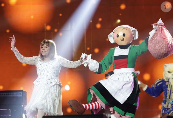 Exclusif - Chantal Goya lors du concert du gala de Noël de l'association Tout le monde contre le cancer fête ses 20 ans diffusé le 24 décembre sur M6 à l'Adidas Aren Porte de la Chapelle à Paris, France, le 4 décembre 2025. © Coadic Guirec/Bestimage