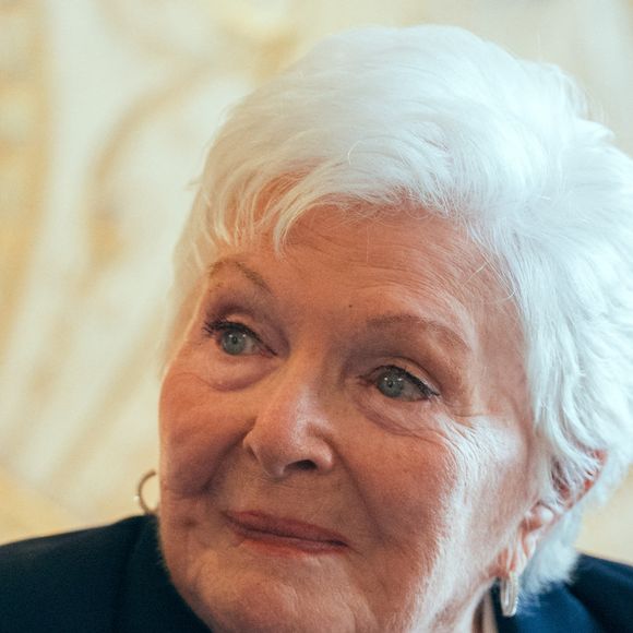 À 97 ans, Line Renaud n’a rien perdu de sa vivacité d’esprit et en a fait la belle illustration auprès de nos confrères en révélant aller "très, très bien", ajoutant au passage : "aller mieux, ce serait indécent pour mon âge".

Portrait en gros plan de Line Renaud lors de la réception au Ministère de la Culture, Line Renaud a remis au Ministre la lettre par laquelle elle faisait don de ses archives à l'Etat. Certaines pièces ont été exposées dans des vitrines pour l'occasion à Paris, France, le 12 mai 2025. Photo par Alexis Jumeau/ABACAPRESS.COM