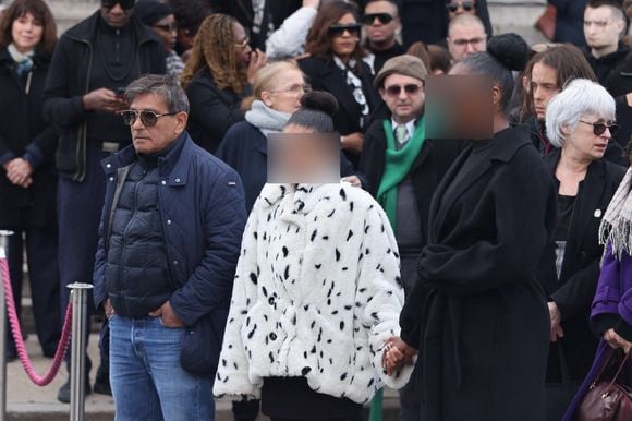 L'aînée a même prononcé quelques mots, bouleversants.

Iris et Maya, les filles de la défunte, Choukri Gabteni - Sorties des obsèques d’Isabelle Mergault à la Coupole du Père-Lachaise à Paris le 30 mars 2026. © Cyril Moreau - Dominique Jacovides / Bestimage