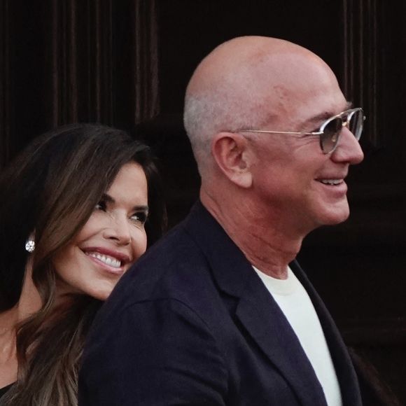 Les préparatifs du mariage de Jeff Bezos et Lauren Sánchez battent déjà leur plein à Venise, où les premiers invités prestigieux ont commencé à arriver. 

Venise, ITALIE - Jeff Bezos et sa fiancée Lauren Sánchez ont été aperçus arrivant en bateau pour un élégant dîner précédant leur mariage, en compagnie de Diane von Fürstenberg et Barry Diller, dans le somptueux Palazzo Brandolini. Le couple a fait une entrée remarquée, tout en style, à la veille des festivités. Backgrid UK/ Bestimage

Sur la photo : Jeff Bezos, Lauren Sánchez