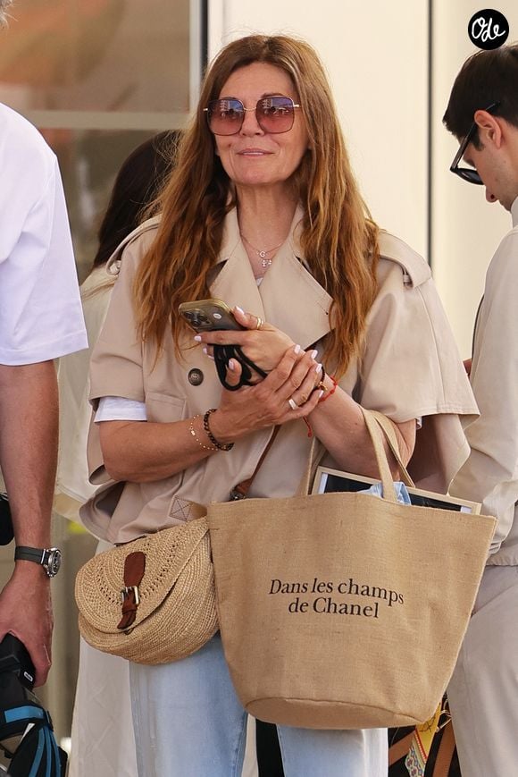 Véronika Loubry près de l'emblématique hôtel Martinez sur la Croisette, alors que le 79e Festival de Cannes battait son plein sur la Côte d'Azur.

@ Backgrid UK/ Bestimage