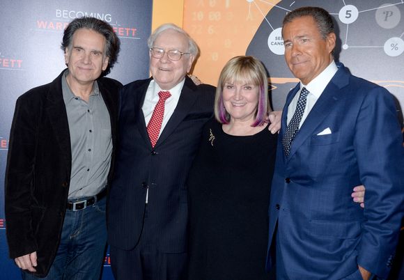 L-R : Peter, Warren, Susie Buffett et Richard Plepler, PDG de HBO, assistent à la première mondiale de Becoming Warren Buffet (HBO Documentary Films) au Museum of Modern Art à New York City, NY, USA, le 19 janvier 2017. Photo by Dennis Van Tine/ABACAPRESS.COM
