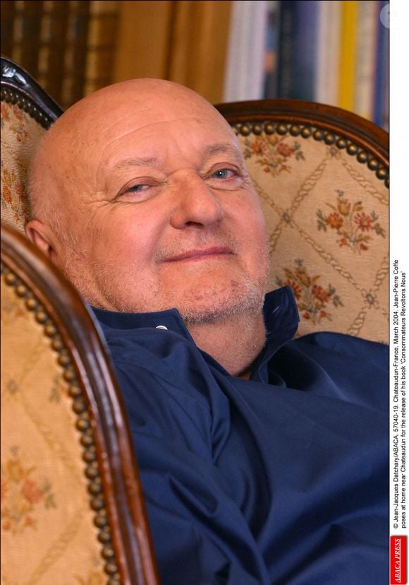 © Jean-Jacques Datchary/ABACA. 57040-19. Chateaudun-France, mars 2004. Jean-Pierre Coffe pose chez lui près de Chateaudun à l'occasion de la sortie de son livre ïConsommateurs Revoltons Nous'