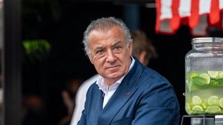 Jean Alesi comblé : à 62 ans, l'ancien champion de F1 s'est marié à Ania en Italie, dans un hameau réputé pour sa gastronomie