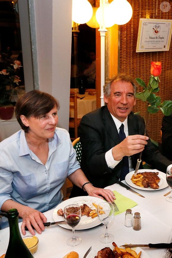 Président du Parti du Centre (MoDem) et candidat à la mairie de Pau, François Bayrou célèbre avec sa femme Elisabeth après avoir remporté le vote à l'issue du second tour des élections municipales françaises, à Pau, dans le sud-ouest de la France, le 30 mars 2014. Photo by Patrick Bernard/ABACAPRESS.COM