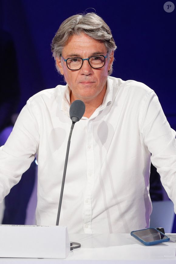 Son épouse et ses enfants jouent un rôle clé en lui rappelant qu’il ne peut pas "faire la grande gueule" chez lui.

Alain Marschall - Conférence de presse de rentrée de BFMTV saison 2021/2022 à l'Altice Campus à Paris, France, le 25 août 2021. © Christophe Clovis/Bestimage